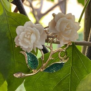 1960’s Midcentury✨White Rose💟🤍porcelain Brooch